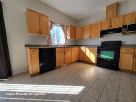 1780 Glastonbury Blvd NW in Edmonton, AB - Building Photo
