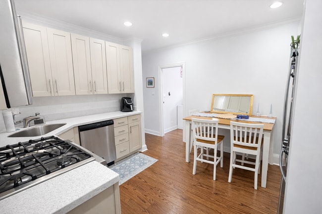 2467 N Clark St, Unit 3 in Chicago, IL - Building Photo - Building Photo