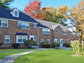 Woodbrook Village Apartments in Woodbridge, NJ - Building Photo - Building Photo