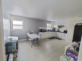 8 Deborah Dr in Edison, NJ - Building Photo