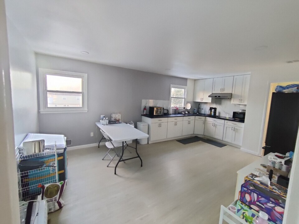 8 Deborah Dr in Edison, NJ - Building Photo
