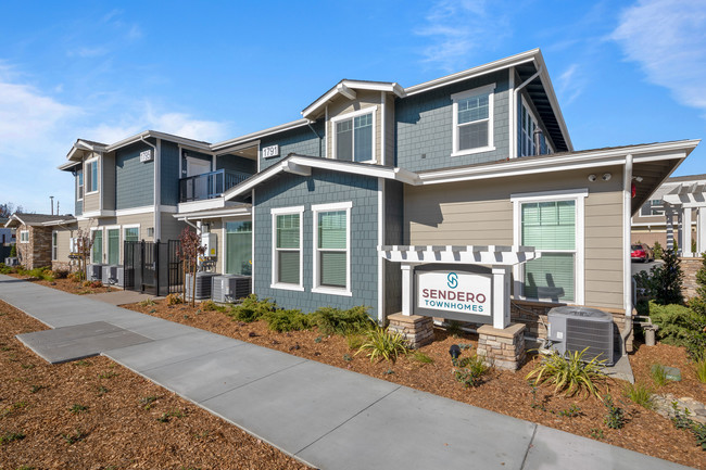 Sendero Townhomes in Santa Rosa, CA - Foto de edificio - Building Photo