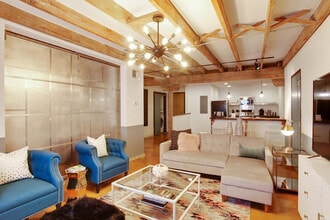 920 Poeyfarre St in New Orleans, LA - Foto de edificio - Building Photo