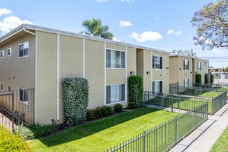 Borchard Apartments in Santa Ana, CA - Foto de edificio - Building Photo