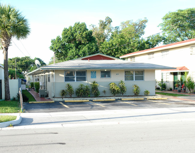 2070 NE 162nd St in Miami, FL - Foto de edificio - Building Photo