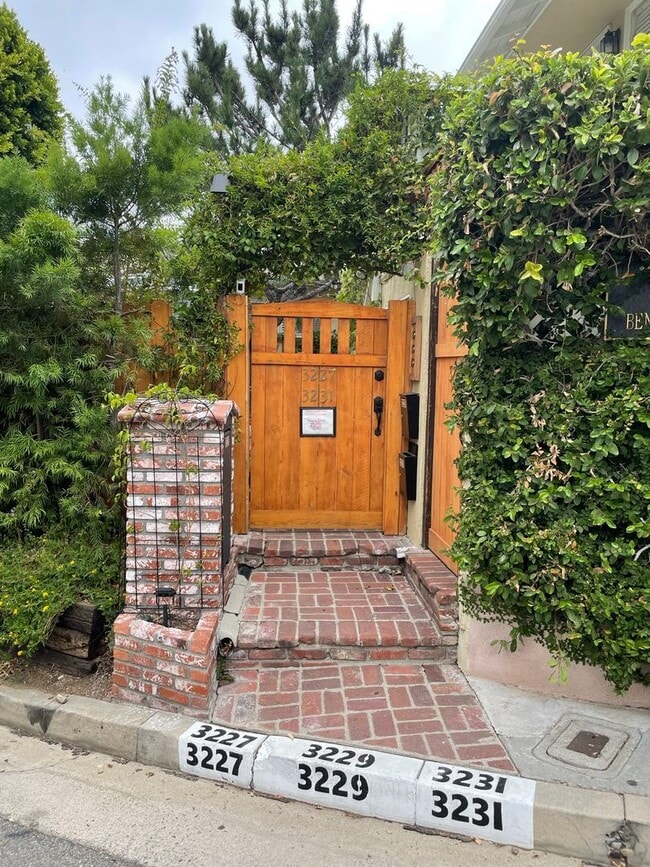 3227 Bennett Dr in Los Angeles, CA - Building Photo - Building Photo