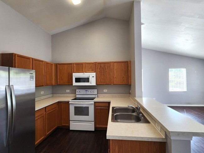 2023 Silverstone Dr in Carpentersville, IL - Building Photo - Building Photo