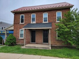 317 W Main St in New Holland, PA - Building Photo