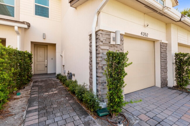 4352 Veleiros Ave in Lighthouse Point, FL - Building Photo - Building Photo