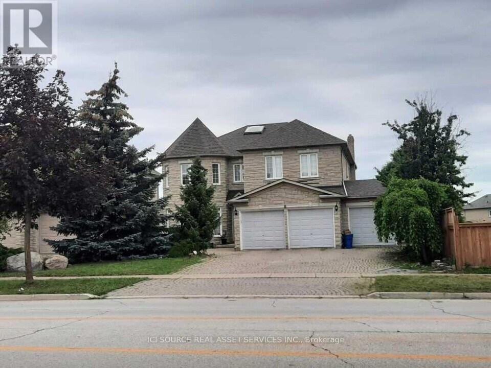 8 Headford Ave in Richmond Hill, ON - Building Photo