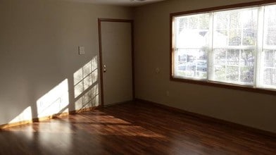 Stoney Meadow Apartments in Valparaiso, IN - Foto de edificio - Building Photo