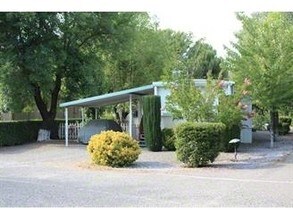 Wonderland Mobile Home & RV Park in Redding, CA - Foto de edificio - Building Photo