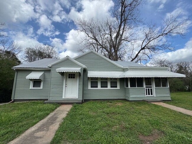 property at 505 E 5th St