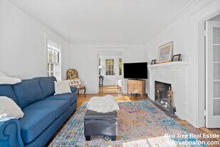 27 Oakwood Rd, Unit 2 in Auburndale, MA - Building Photo