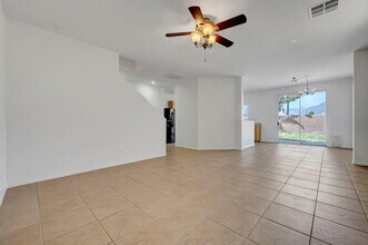 5028 Whistling Acres Ave in Las Vegas, NV - Foto de edificio - Building Photo