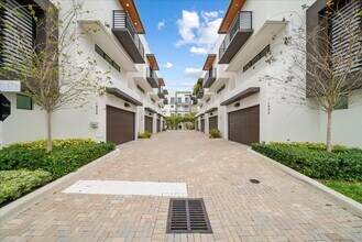 1054 N Victoria Park Rd in Fort Lauderdale, FL - Building Photo - Building Photo