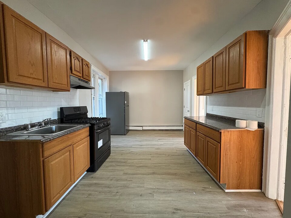 576 S 11th St in Newark, NJ - Building Photo