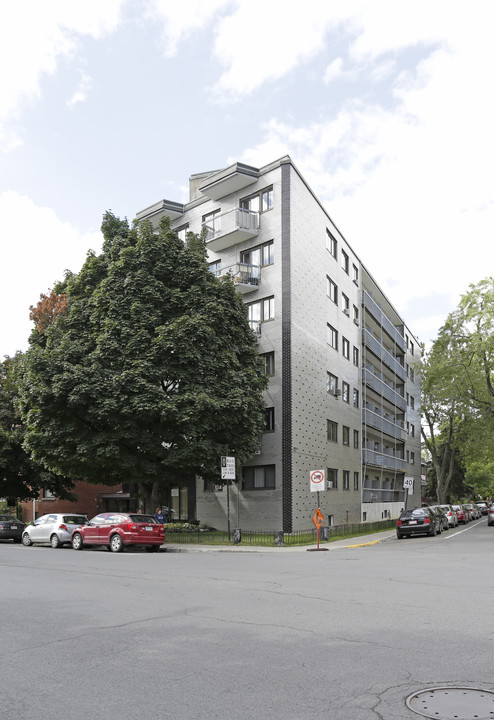 6651 Sherbrooke St in Montréal, QC - Building Photo