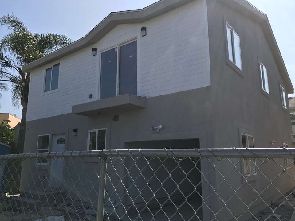 2112 Carmona Ave in Los Angeles, CA - Building Photo