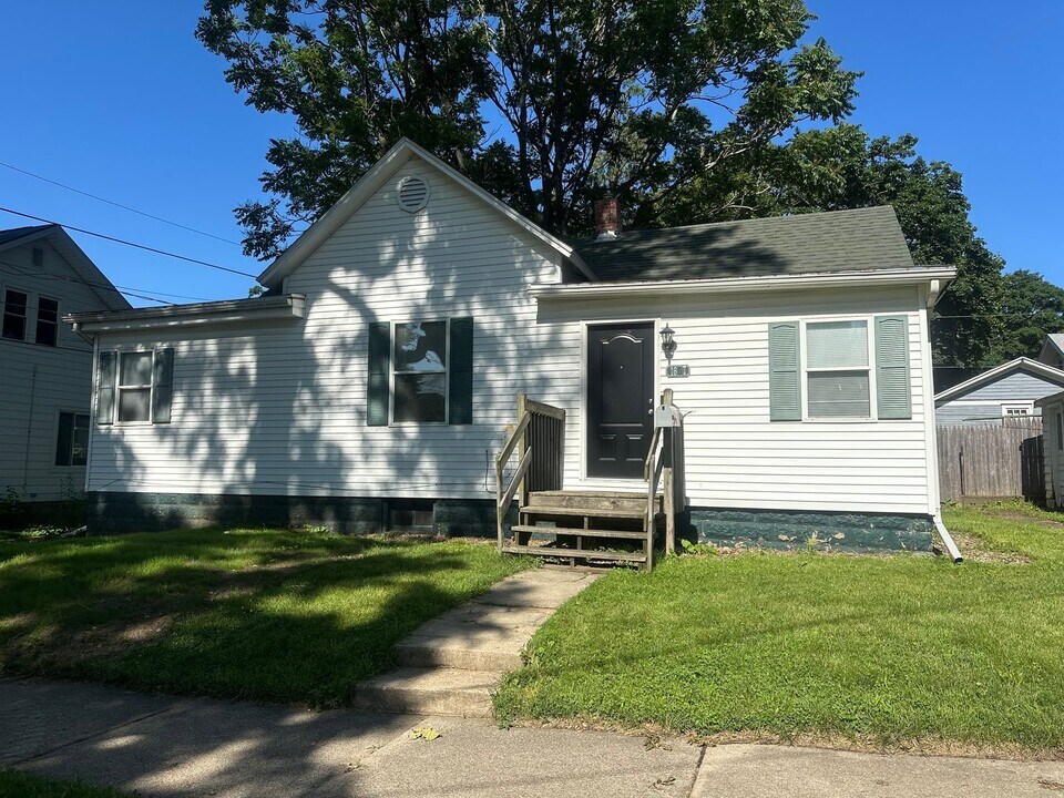 1607 N Roosevelt Ave in Bloomington, IL - Building Photo