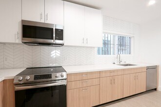 1727 N Edgemont St in Los Angeles, CA - Building Photo - Building Photo