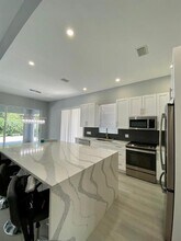 304 NW Bentley Cir in Port St. Lucie, FL - Foto de edificio - Building Photo