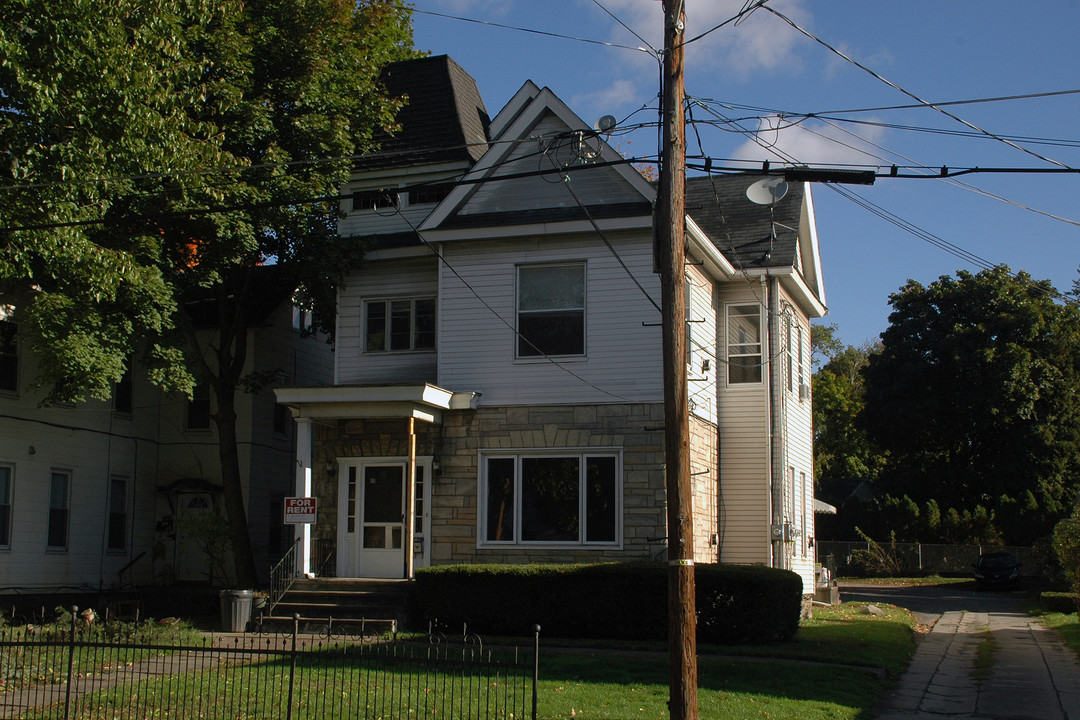 716 W Lackawana Ave in Blakely, PA - Building Photo