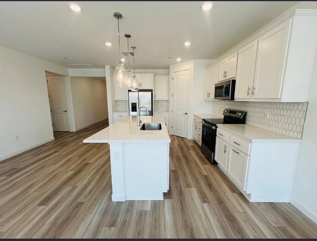 1744 Halo Ave in Manteca, CA - Foto de edificio - Building Photo