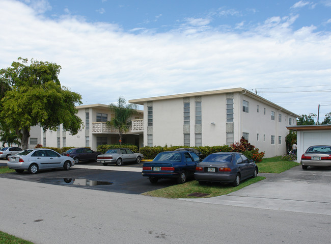 701 NE 10th St in Hallandale Beach, FL - Foto de edificio - Building Photo