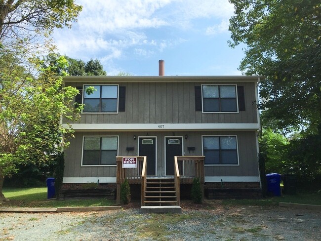 407 S Merritt Mill Rd in Chapel Hill, NC - Foto de edificio - Building Photo