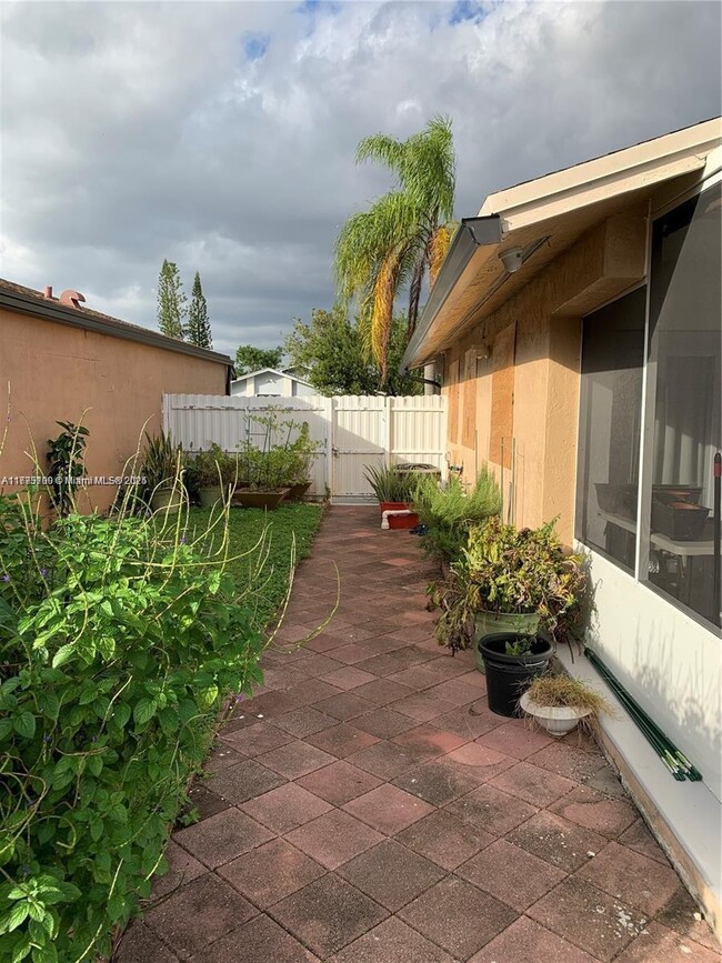11882 SW 209th Terrace in Miami, FL - Building Photo - Building Photo