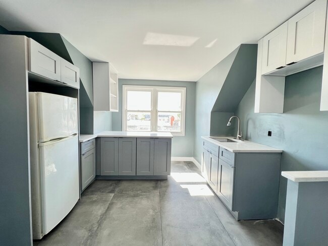 28 E 47th St, Unit 2