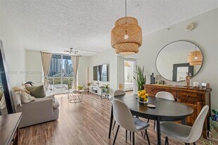 275 NE 18th St, Unit 703 in Miami, FL - Building Photo