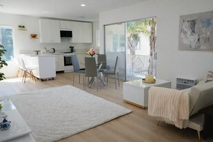 5860 Hazeltine Ave, Unit 10A in Sherman Oaks, CA - Building Photo