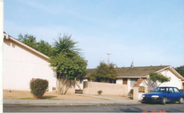 1066-1088 E Ponderosa Ave in Reedley, CA - Building Photo