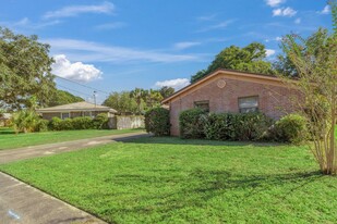 102 Vincent Cir in Niceville, FL - Foto de edificio - Building Photo