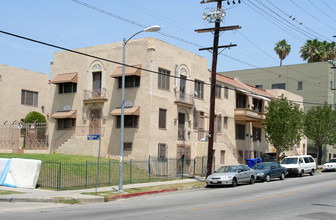 La Reina Apartments in Los Angeles, CA - Building Photo - Building Photo