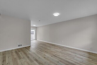2331 Deerfield Ct in Westland, MI - Foto de edificio - Building Photo