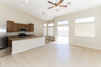 5914 Buena Tierra St in North Las Vegas, NV - Foto de edificio - Building Photo