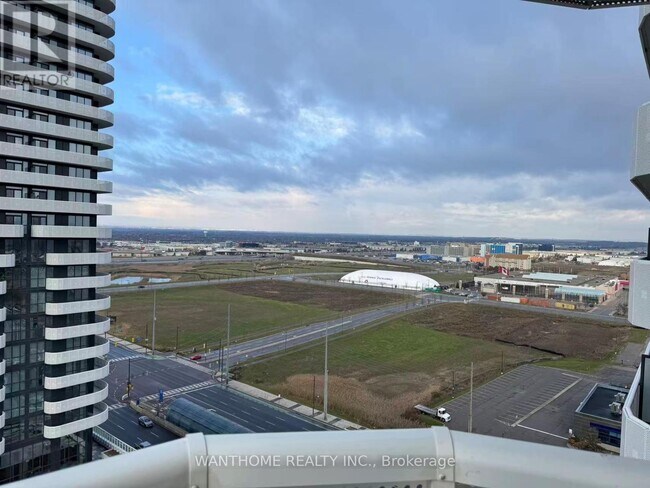 8 Interchange Wy in Vaughan, ON - Building Photo - Building Photo