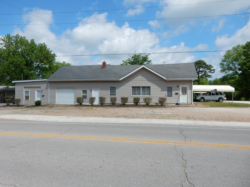 1119 W Washington Boulevard in Cuba, MO - Building Photo