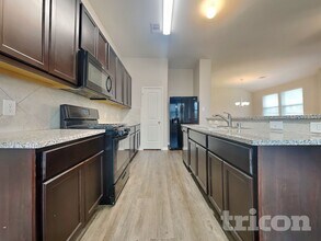 15607 Jackie Robinson Rd in Splendora, TX - Foto de edificio - Building Photo