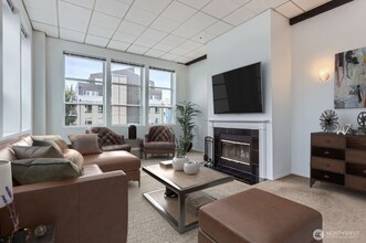 417 E Pine St, Unit 309 in Seattle, WA - Foto de edificio - Building Photo