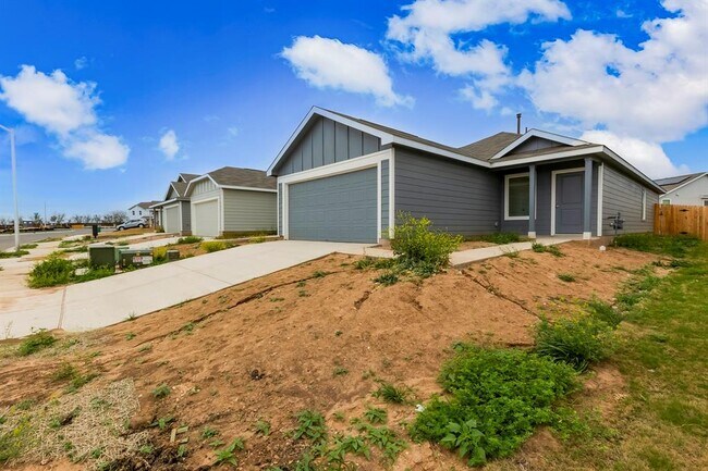 611 Whoopers Lp in Uhland, TX - Building Photo - Building Photo