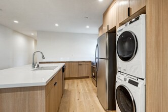 2525 Beverley Ave, Unit 10 in Santa Monica, CA - Building Photo - Building Photo