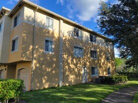 1400 Crestwood Ct S in Royal Palm Beach, FL - Building Photo