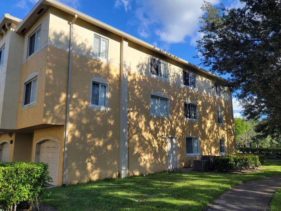 1400 Crestwood Ct S in Royal Palm Beach, FL - Building Photo