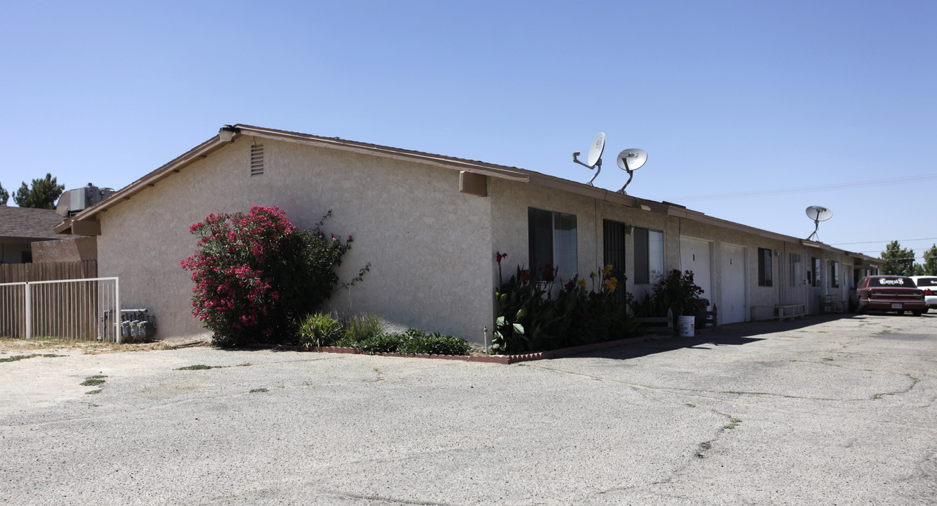 15378 Sequoia Ave in Hesperia, CA - Building Photo