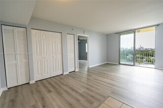 816 NW 11th St, Unit 1006 in Miami, FL - Foto de edificio - Building Photo