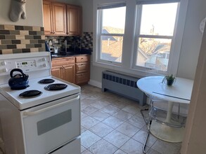 114 Brown St, Unit B in Waltham, MA - Foto de edificio - Building Photo